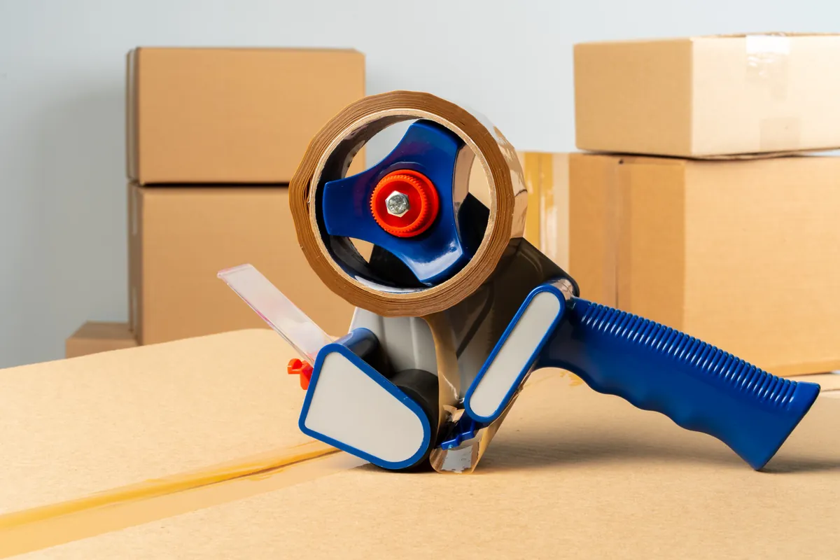 Cartons renforcés, ruban adhésif et outils d'emballage fournis avant un déménagement