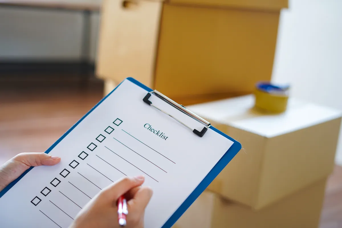 Inventaire du mobilier coché sur tablette avant le chargement du camion