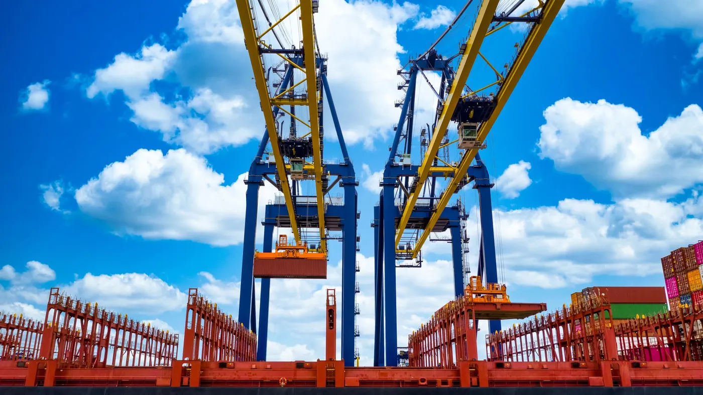 Porte-conteneurs quittant le Port Autonome de Dakar pour le fret international
