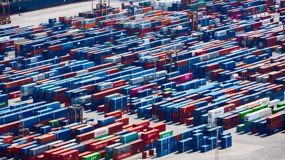 Conteneurs maritimes empilés sur le terminal à conteneurs de Dakar