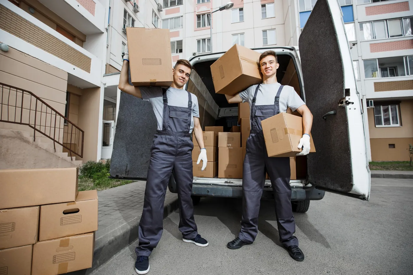 Équipe de déménagement portant un carton depuis un appartement dakarois