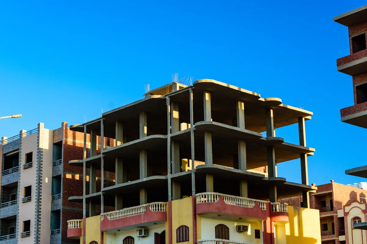 Immeuble résidentiel en finition dans un quartier en extension de Dakar