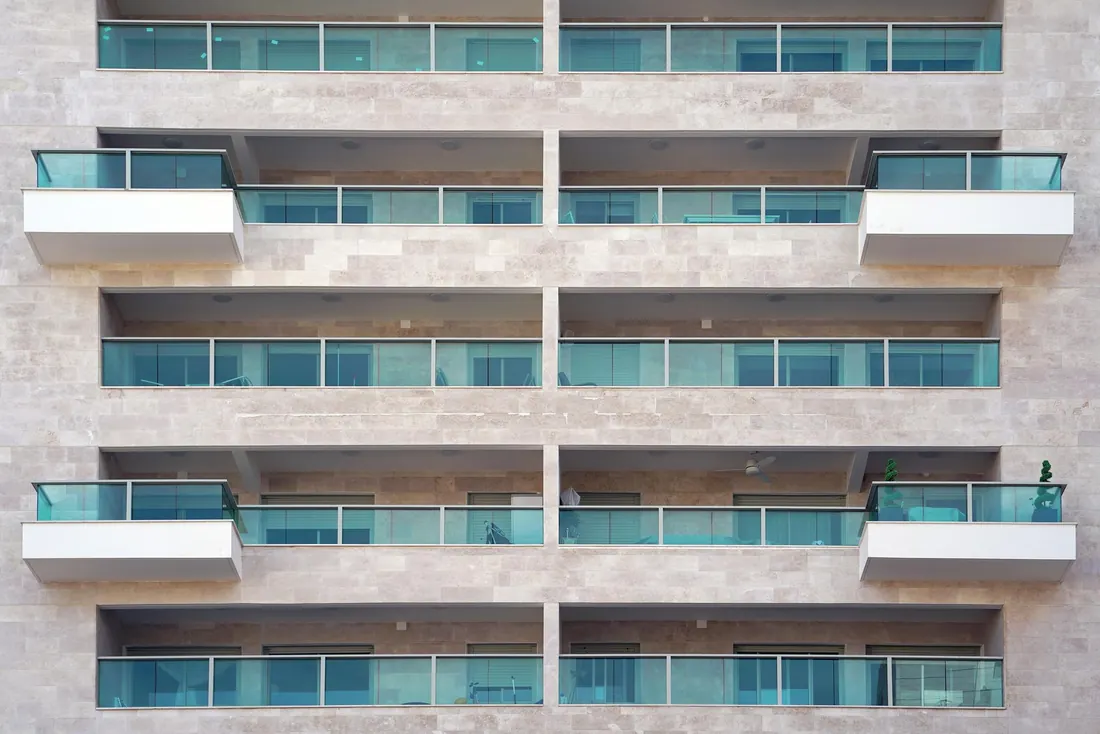 Façade d'un immeuble résidentiel avec balcons dans le centre de Dakar