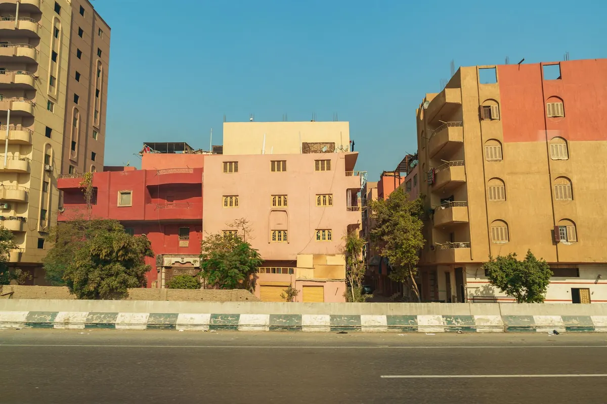 Rue d'un quartier résidentiel de Dakar desservi par nos camions